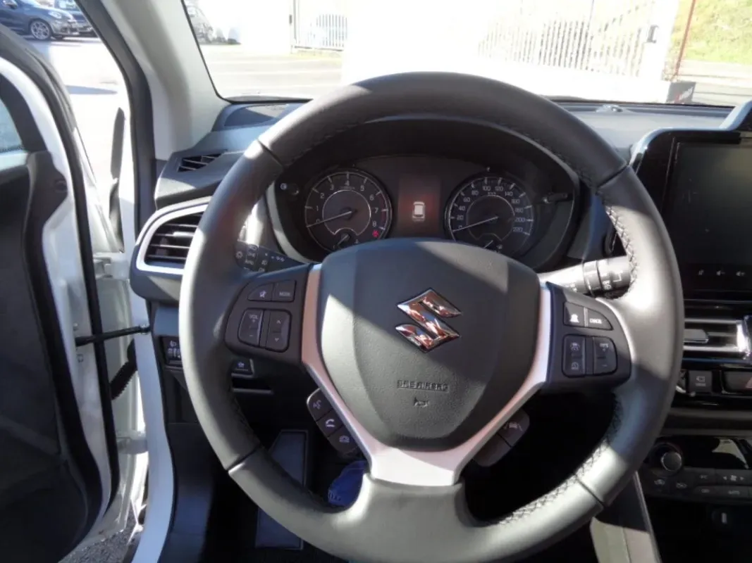 SUZUKI NOUVEAU S-CROSS 14 HYBRID 129 CV STYLE blanc métal NEUF