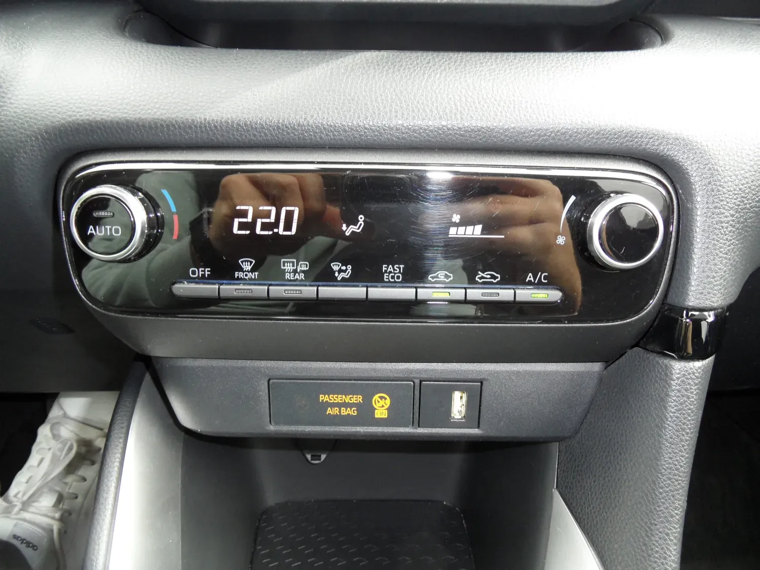 TOYOTA YARIS HYBRID 116H DESIGN