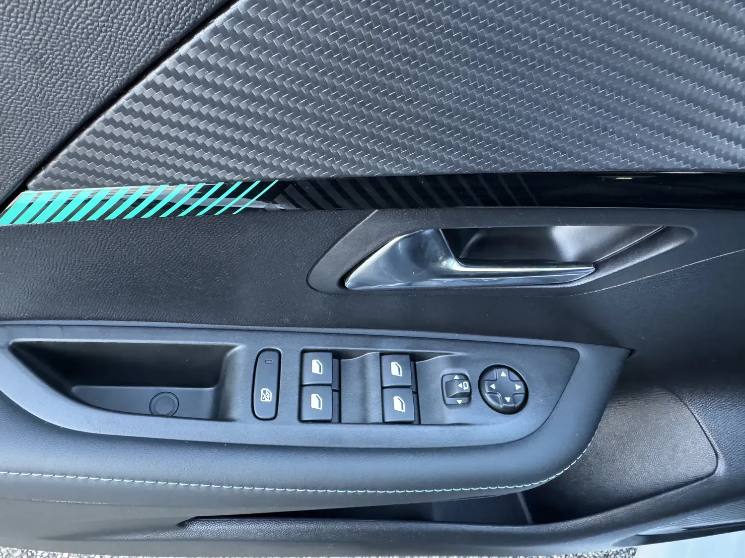 PEUGEOT 208 II 1.2 ESSENCE 100 S&S ALLURE