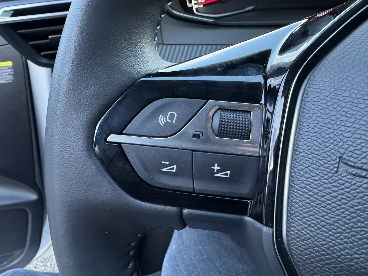 PEUGEOT 208 II 1.2 ESSENCE 100 S&S ALLURE