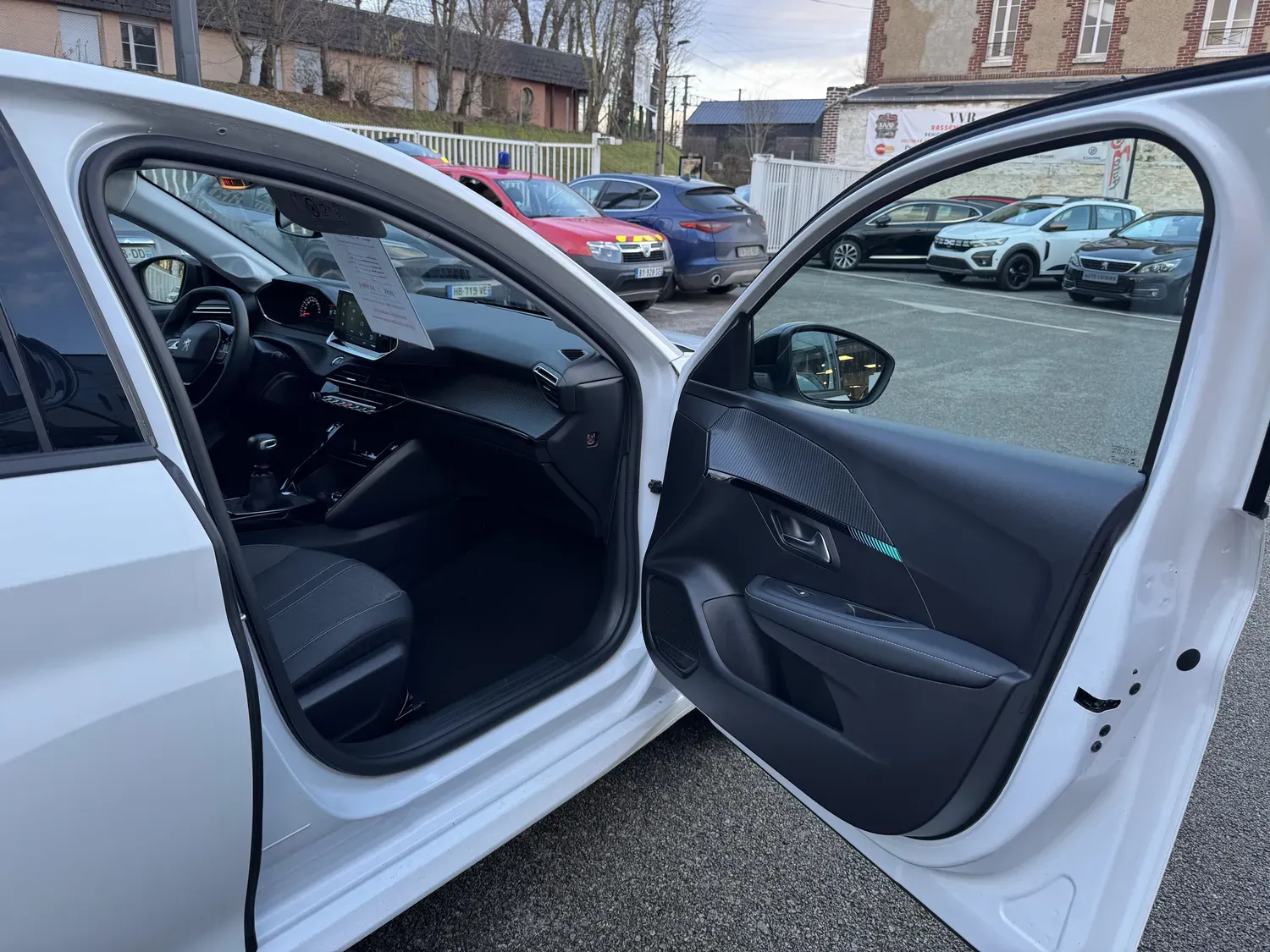 PEUGEOT 208 II 1.2 ESSENCE 100 S&S ALLURE