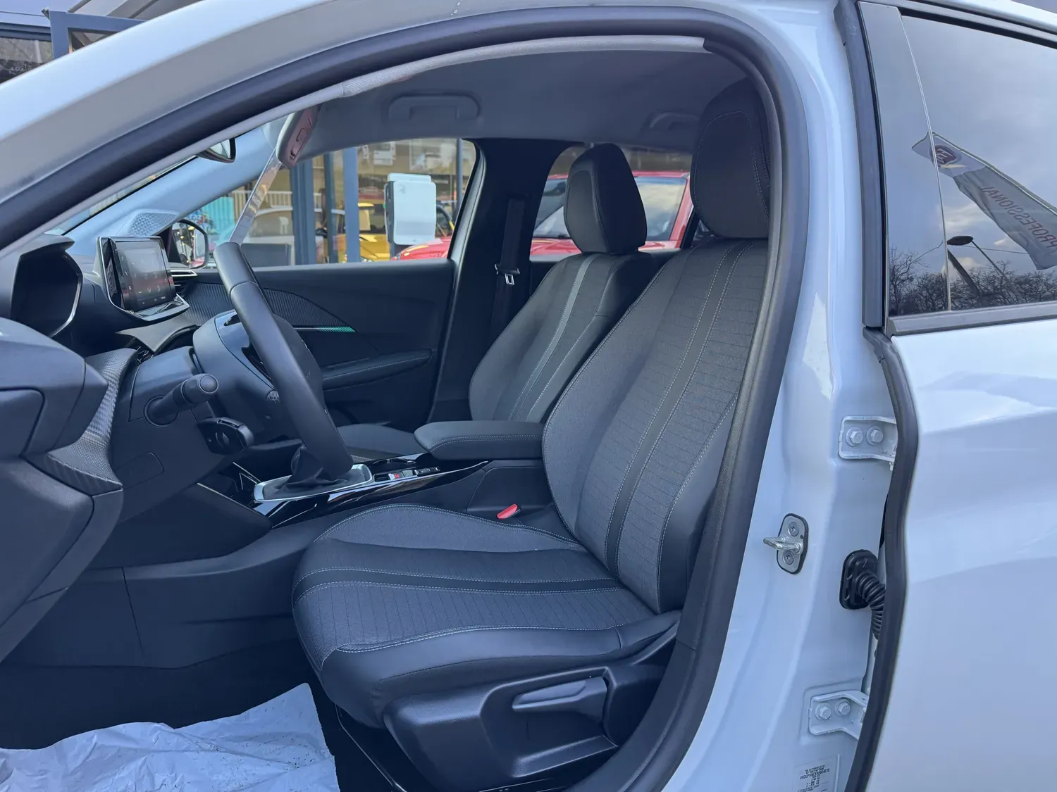 PEUGEOT 208 II 1.2 ESSENCE 100 S&S ALLURE