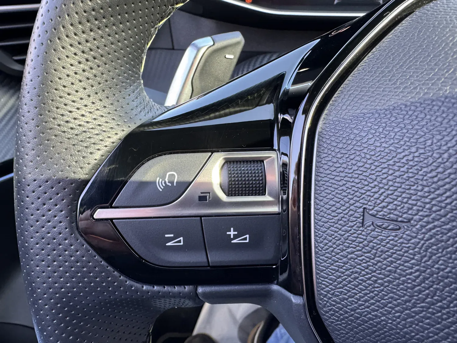 PEUGEOT 2008 II 1.2 HYBRID 136 GT E-DCS6