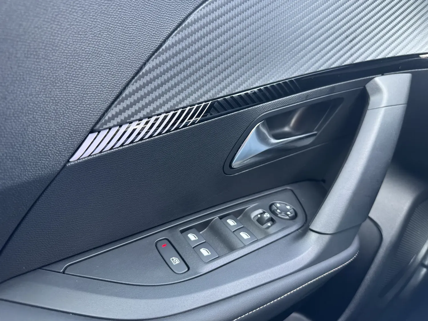 PEUGEOT 2008 1.2 HYBRID 145 ALLURE E-DCS
