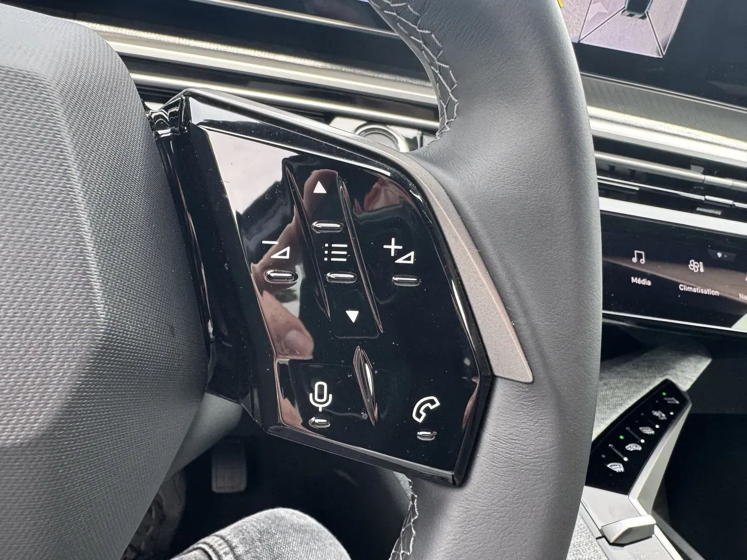 PEUGEOT 3008 1.2 HYBRID ALLURE 