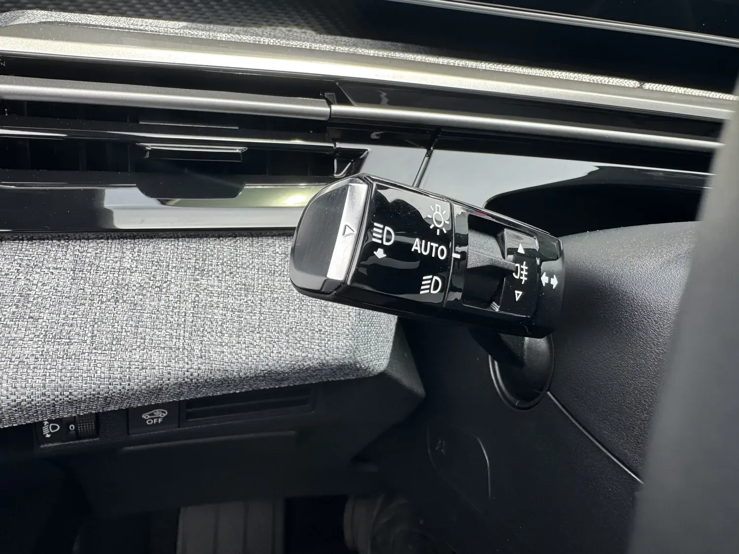 PEUGEOT 3008 1.2 HYBRID ALLURE 